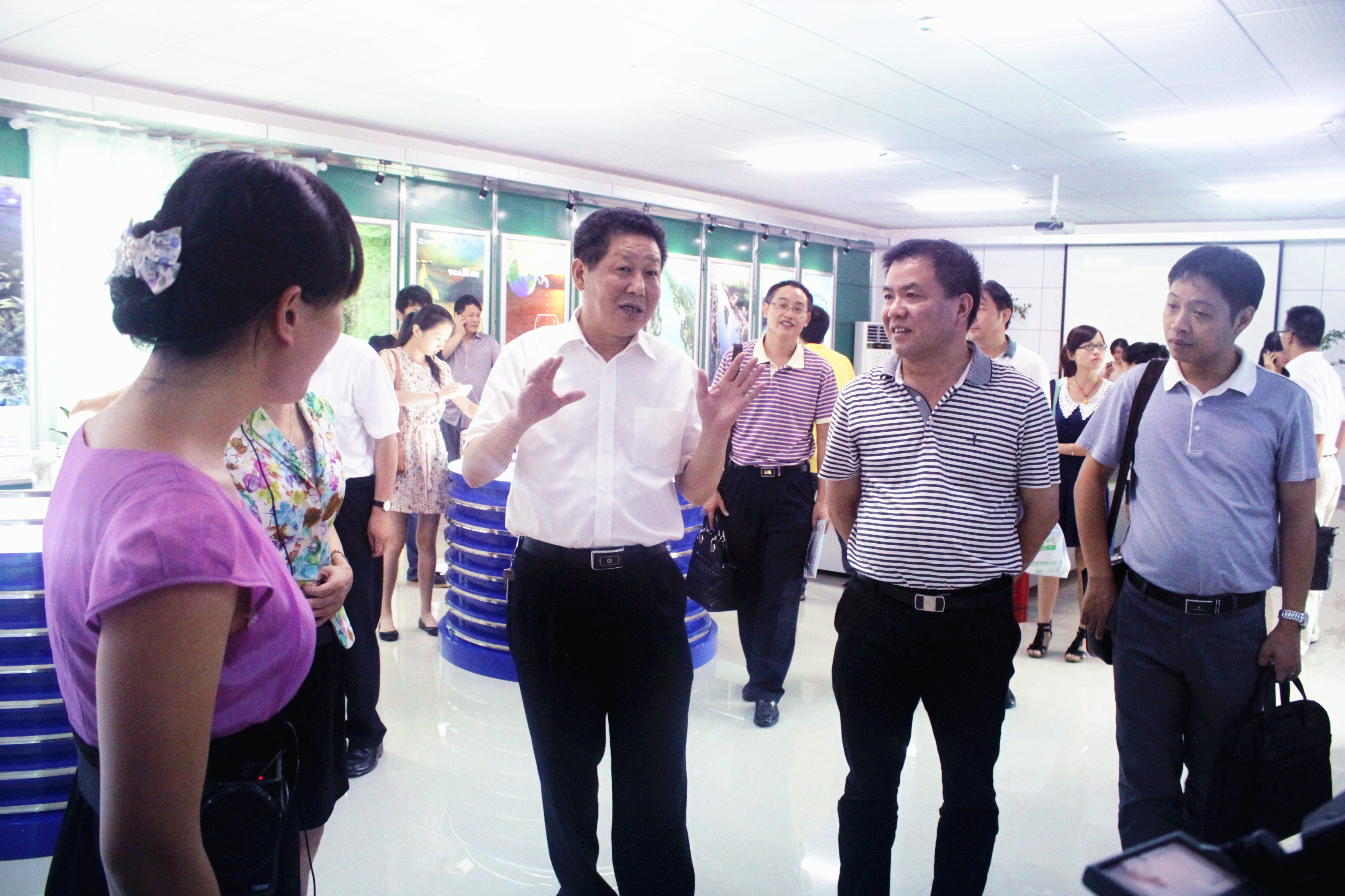 2012年8月，省委宣傳部紀(jì)檢組長肖君華在時(shí)任市委常委，宣傳部部長錢德喜的帶領(lǐng)下蒞臨公司視察.JPG