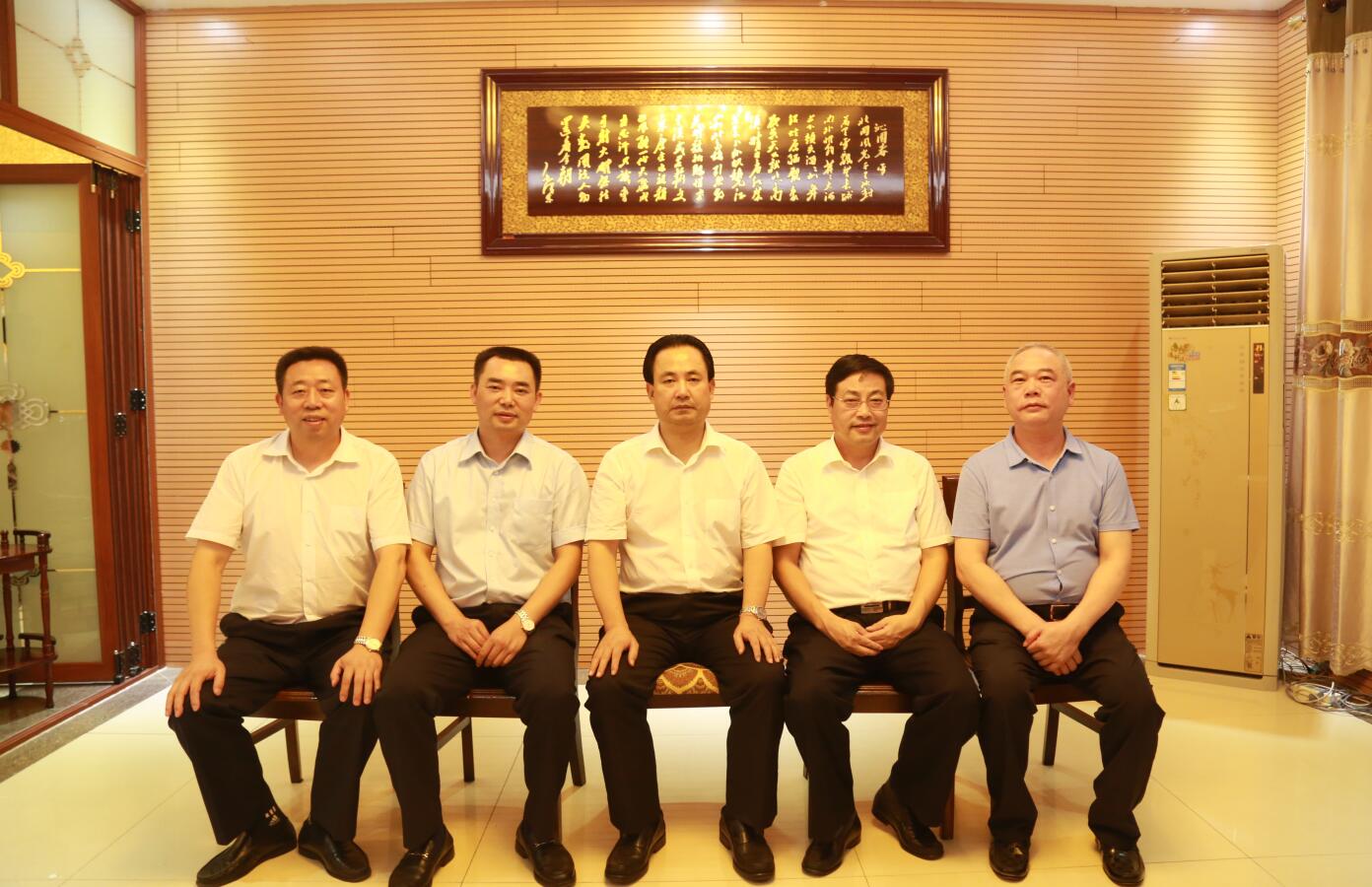 2016年9月，時(shí)任市委常務(wù)副市長楊親鵬等領(lǐng)導(dǎo)蒞臨公司指導(dǎo).JPG