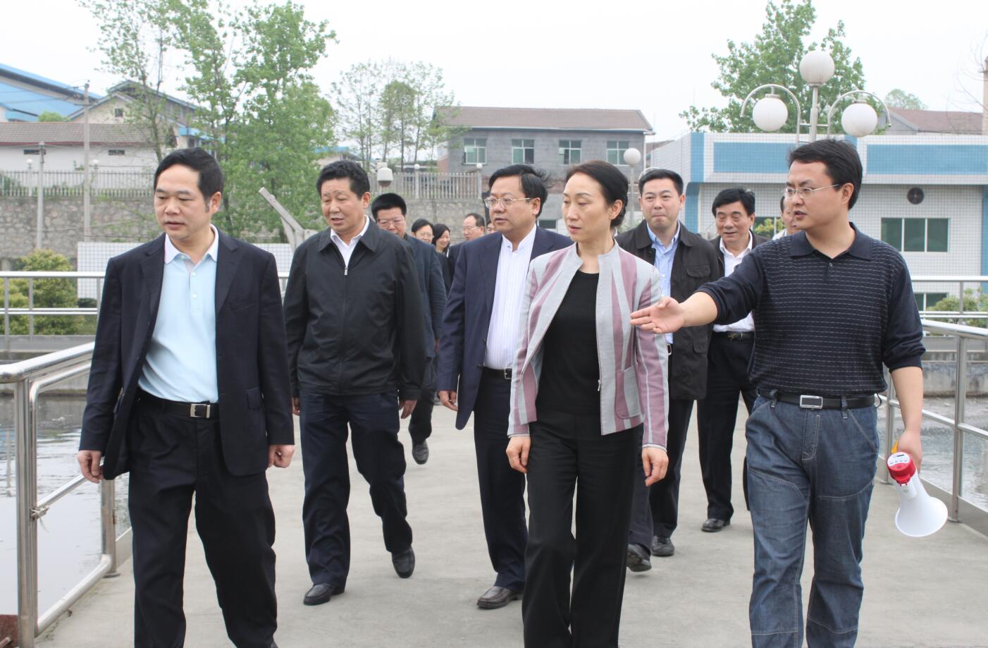 2011年4月，省政協(xié)主席，時(shí)任省委常委、統(tǒng)戰(zhàn)部部長李薇薇來公司視察.JPG